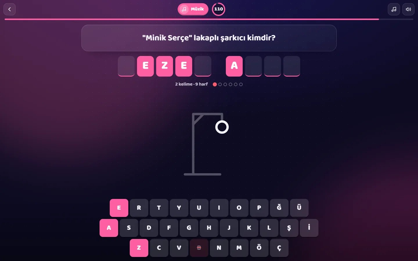 A round of Harfiyen: the question at the top, the answer's letter boxes below it, a hangman drawing and an on-screen keyboard.